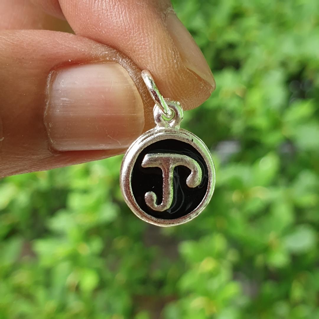 จี้ นะโม เนื้อเงิน มี2แบบ รุ่นศรีวิชัย พศ 2547 พระธาตุเมืองคอน ลงยาดำ ใส่อาบน้ำได้ไม่ลอกไม่ดำไม่แพ้ พุทธคุณครอบจักรวาล เมตตามหานิยม มีโชคลาภ แคล้วคลาดปลอดภัย