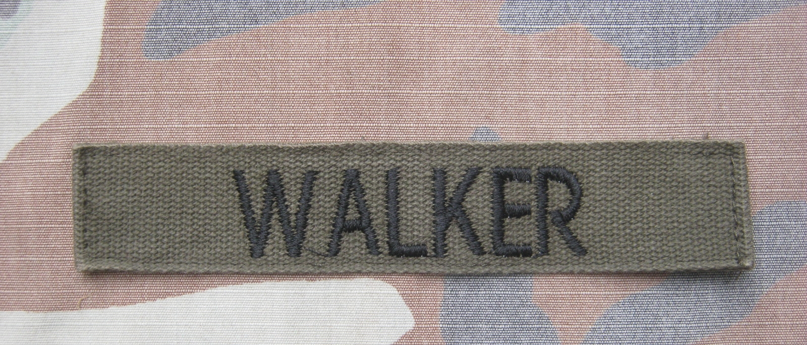 ป้ายชื่อ เขียวดำ หลังแซมขาว