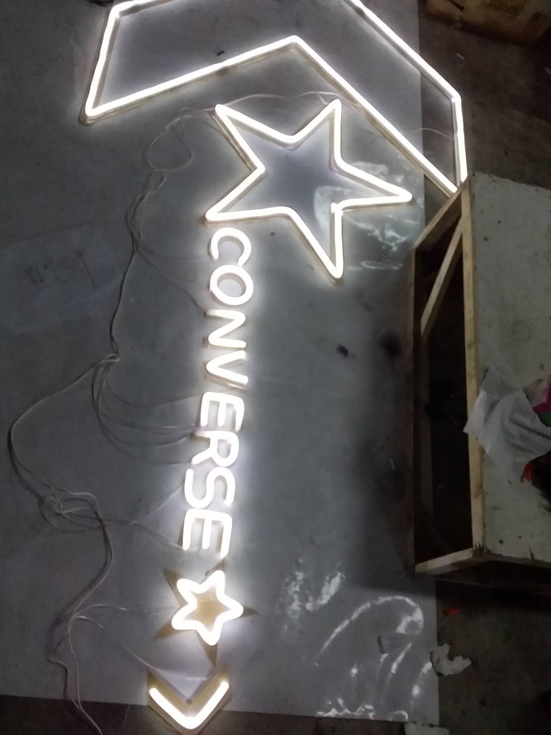 ป้ายไฟนีออน CONVERSE