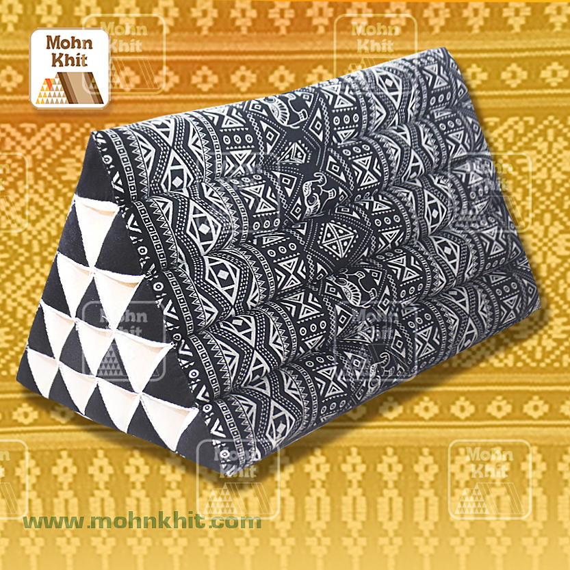 หมอนสามเหลี่ยม15ช่องลายชนเผ่า ขนาด52cmx36cmx32cm// Thai Triangle Cotton Traditional Floor Cushions.