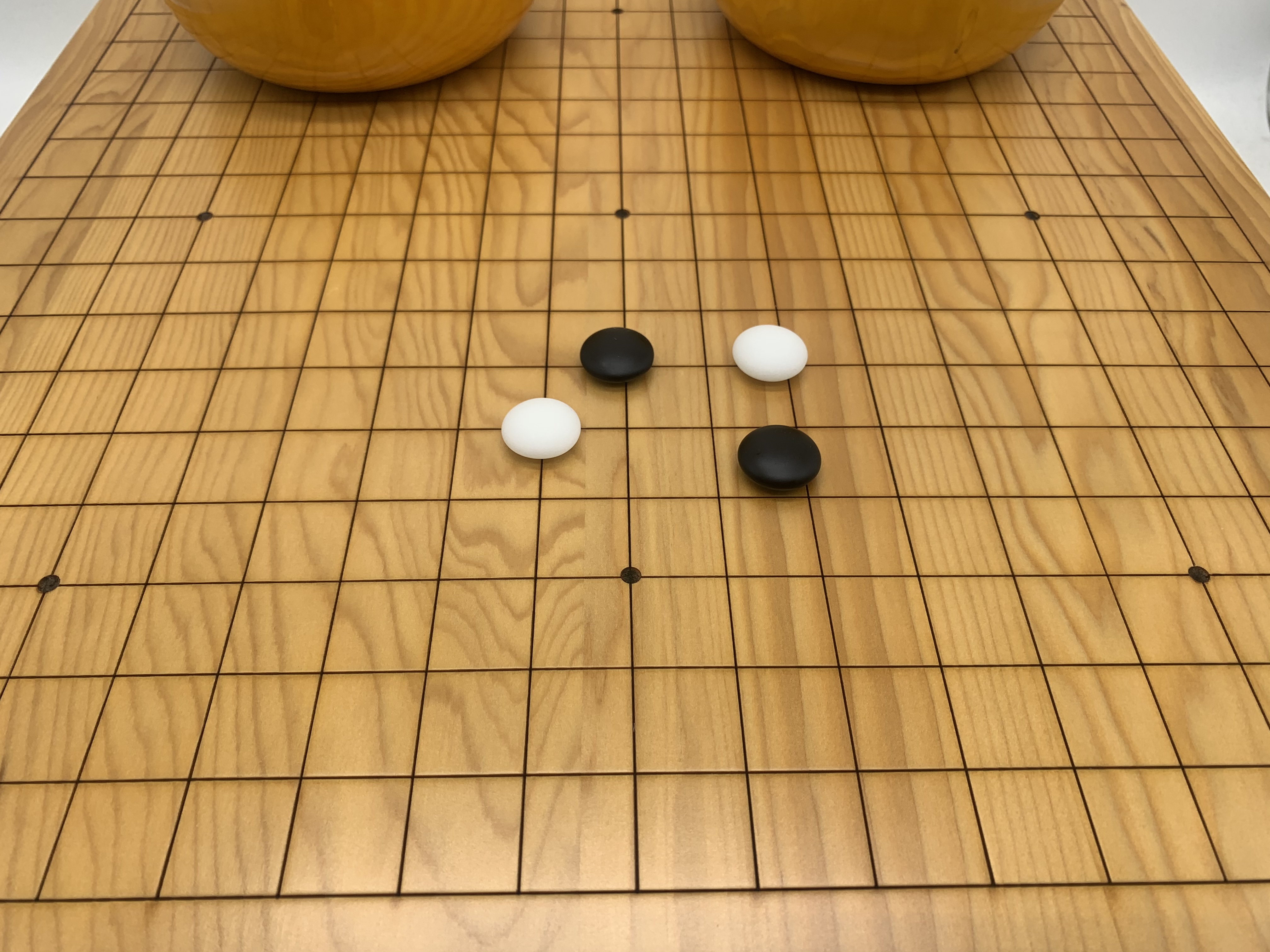 ชุดหมากล้อมไม้ขาบัว(เม็ดหินนูน2ด้าน/โถไม้yellow spruce)