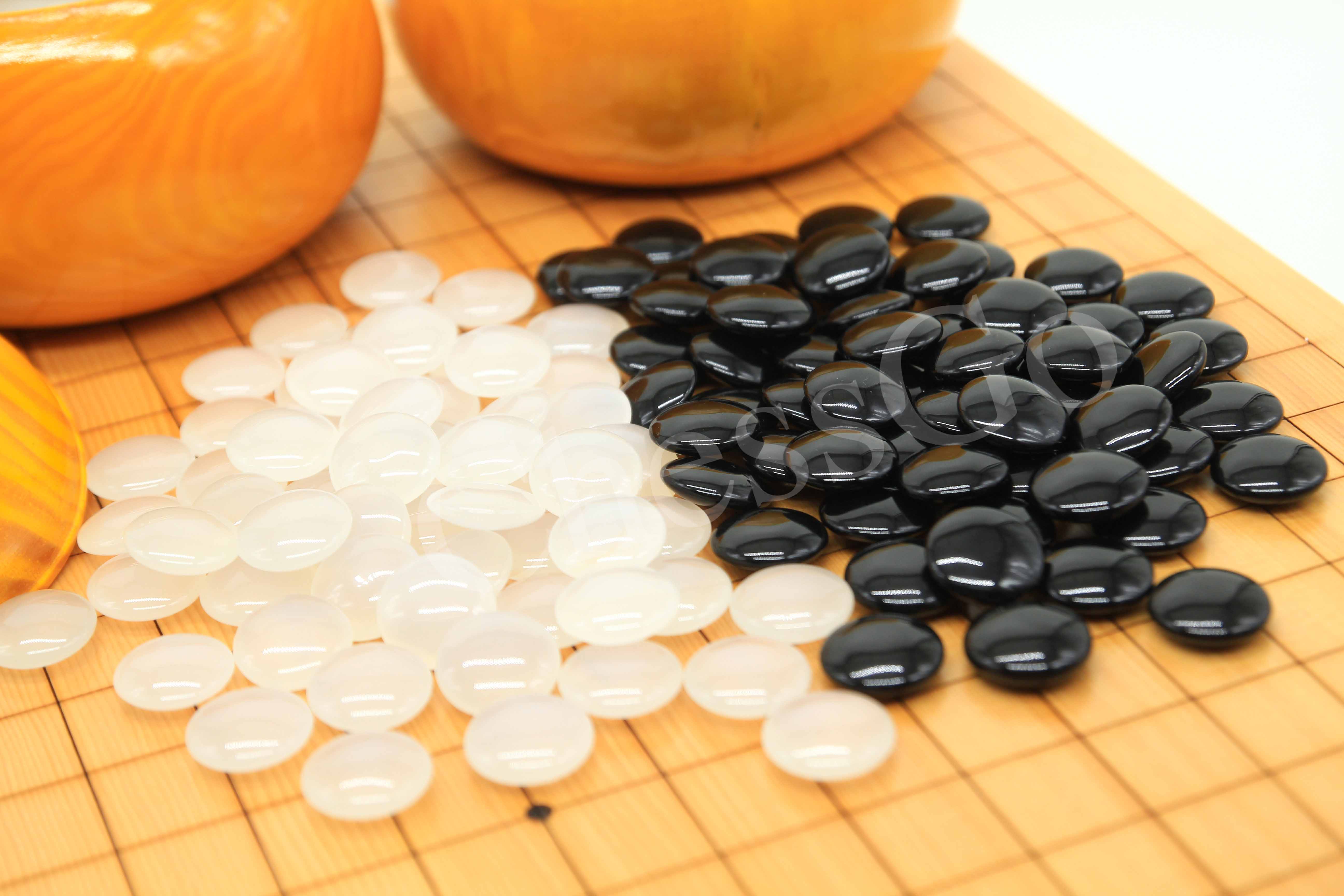 ชุดหมากล้อมไม้ขาบัว(เม็ดหินมโนราagate/โถไม้yellow spruce)