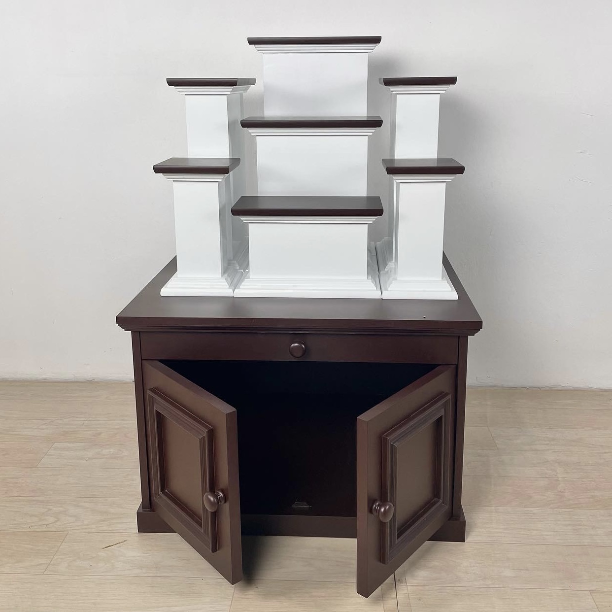 ตู้พระพร้อมแท่นโมเดิร์น หมู่ 7 หน้า 6 สีขาวท็อปน้ำตาล (ตู้สีน้ำตาล)