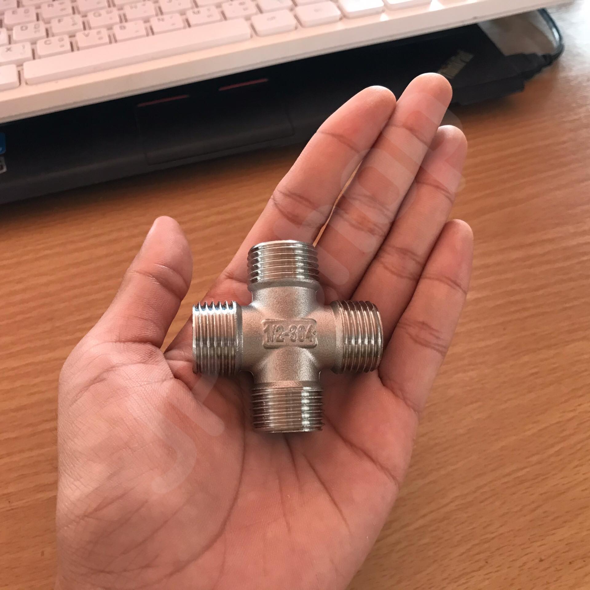 สี่ทางสแตนเลสเกลียวนอก NPT 4 หุน (12 มม.) ราคาต่อ1 ชิ้น #6095