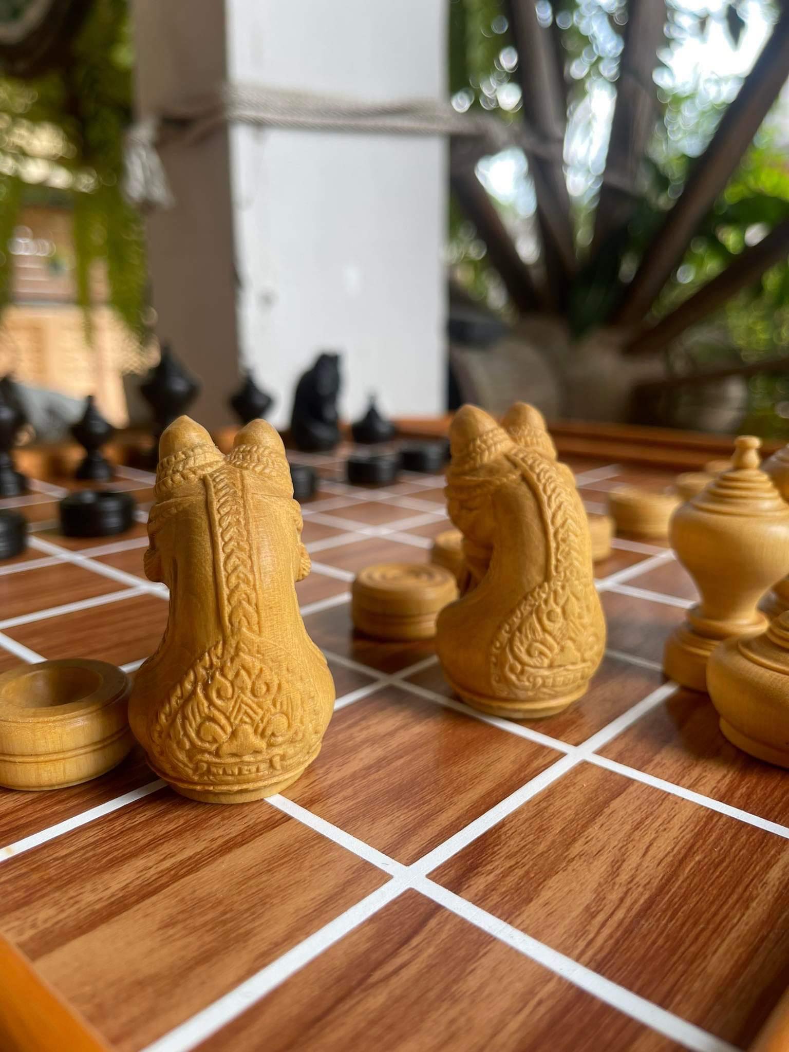 ตัวหมากรุกไทยไม้เนื้อแข็งแบบโบราณ