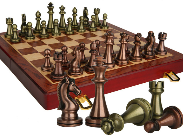 ชุดหมากรุกสากลไม้พับ (ตัวMetal สีgreen bronze & red bronze) Wooden Chess Set