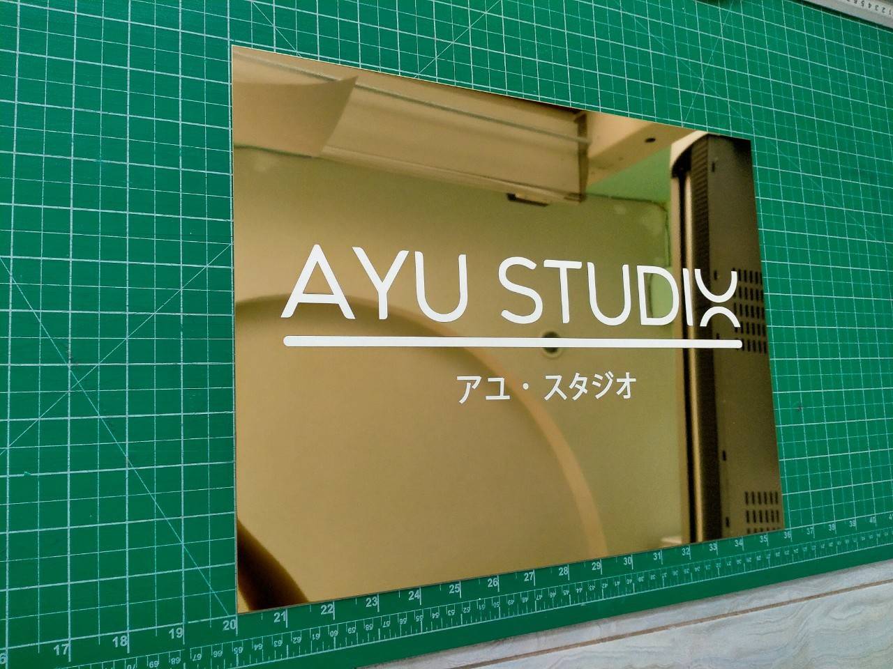 งานป้ายสแตนเลสสีทองหน้าเงา พิมพ์สกรีน สีขาว - AYU STUDX