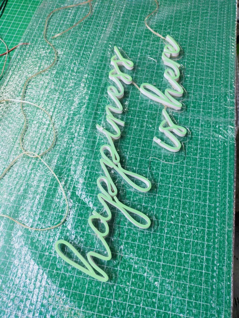ป้ายไฟนีออนดัด สีเขียว #happiness is here -อะคริลิคใสรองหลัง -ขนาด24.4*17cm