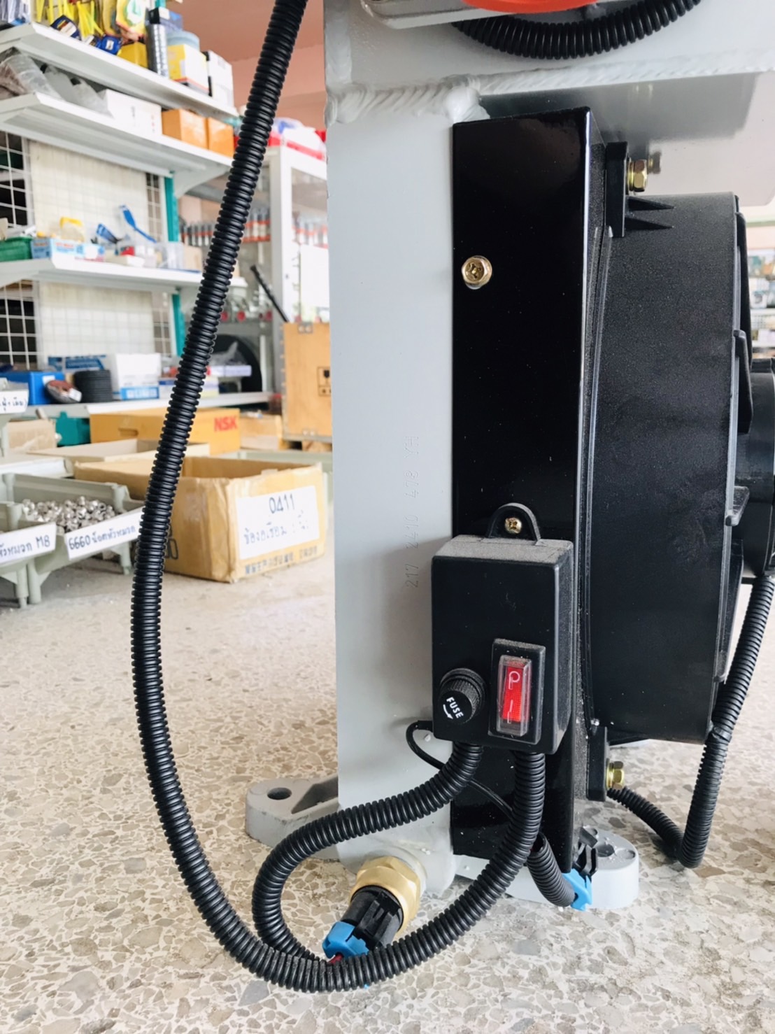 ถังไฮดรอลิกขนาด 18 ลิตร พร้อมพัดลมคูลเลอร์ 24V (Oil Cooler Tank with 24V Fan – Model) สำหรับรถบรรทุกโม่ปูน#523867