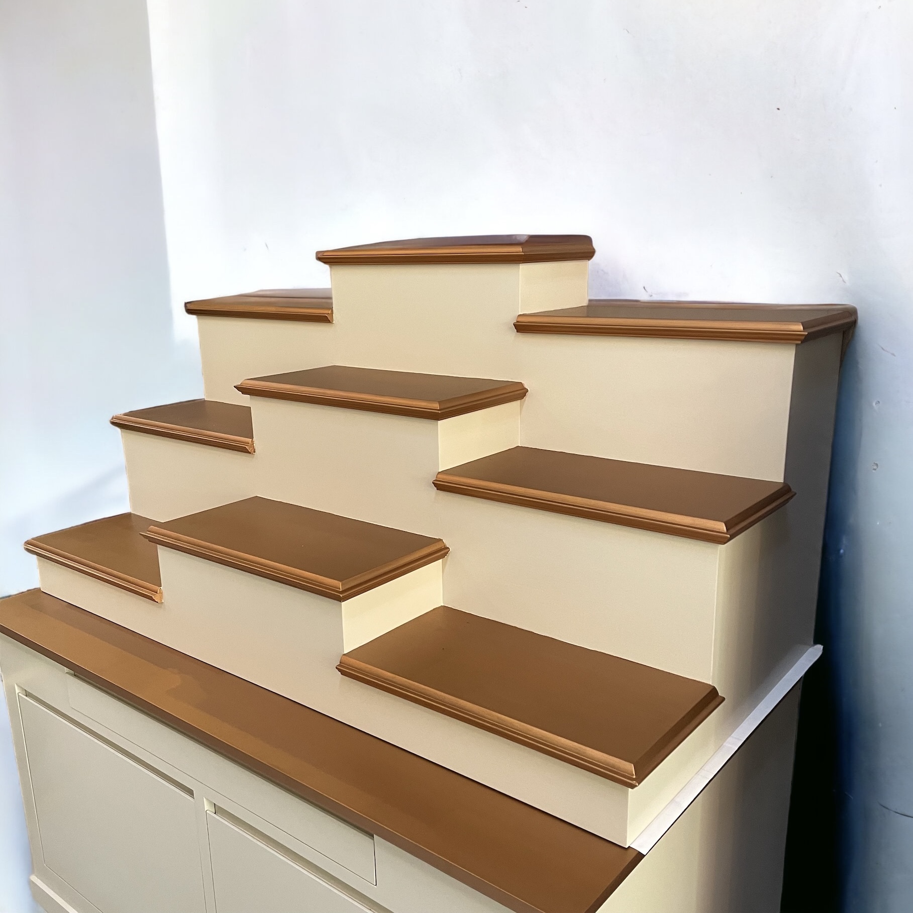 ตู้พระแบบสูง 9x8 โมเดิร์น ขั้นบันได 9 ขั้น สีครีมท็อปพิงค์โกลด์