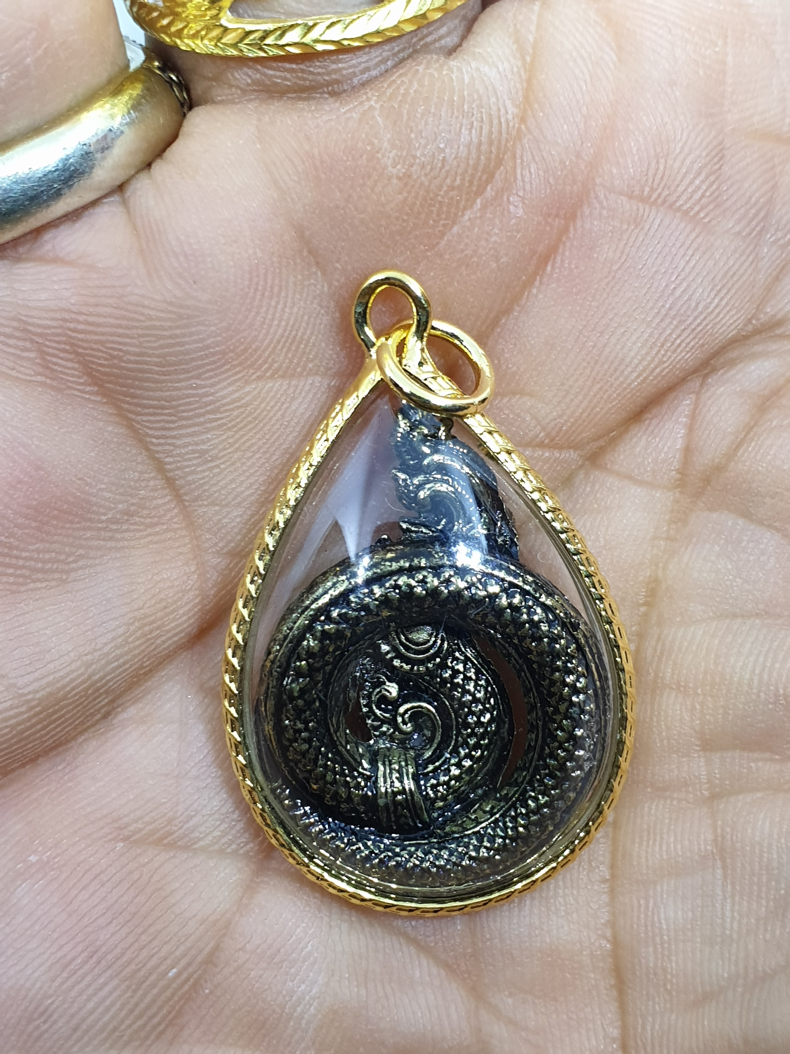 จี้ พญานาค พร้อมกรอบทองกันน้ำ ขนาด กว้าง 3 ซ.ม. สูง 4 ซ.ม หนา 0.5 ซ.ม. +ฟรียันต์คละๆลายกันไปนะค่ะ