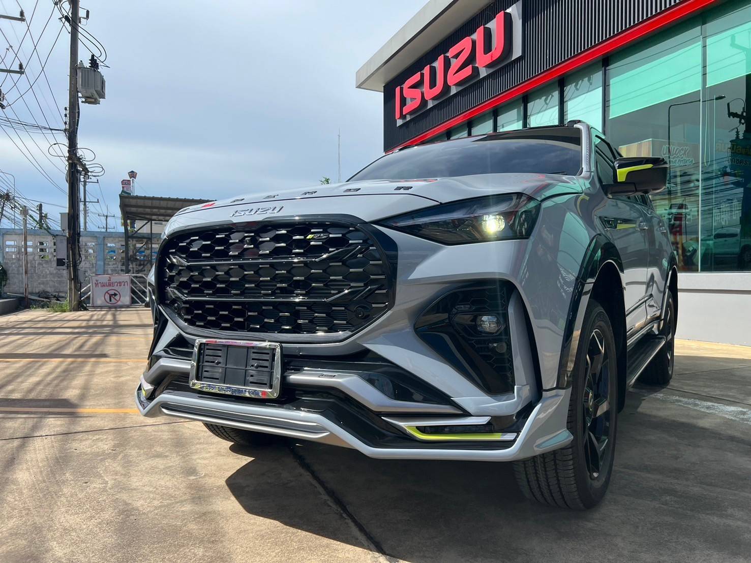 ชุดแต่ง ชุดสเกิร์ต Isuzu MU-X 2025 รุ่น EMPEROR M1 เฉพาะ RS