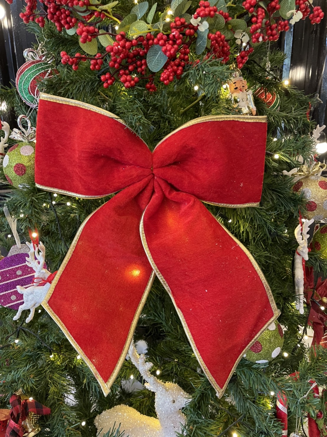 ต้นคริสต์มาสแบบตกแต่งพร้อมของประดับ