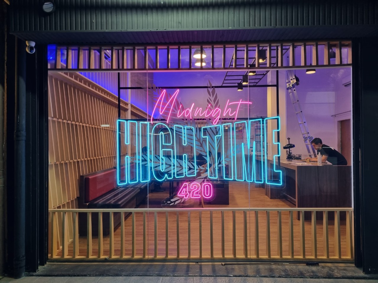 ไฟนีออน เฟค