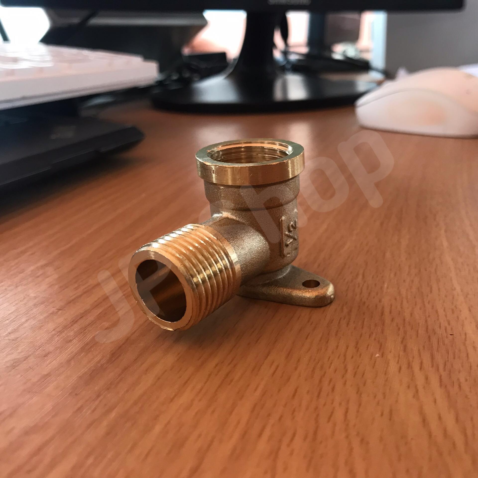 ข้องอทองเหลืองขนาด 4 หุน เกลียวนอก-ใน มีฐานยึด ข้อต่อ ข้องอทองเหลือง มี บาน ยึด ขนาด 4 หุน #1254