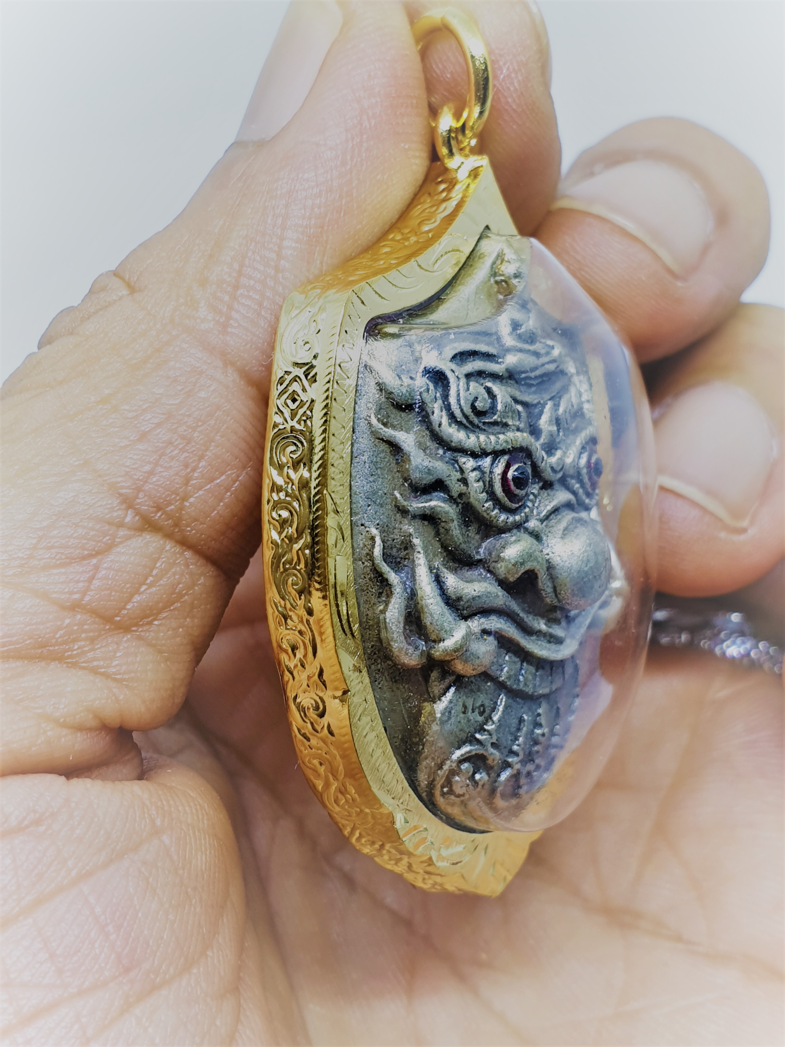 จี้ ราหูค้ำดวง เนื้อสัมฤทธิ์ชุบซาตินเงิน ด้านหลังอุดมวลสารมหาลาภฝังครุฑ พร้อมเลี่ยมกรอบกันน้ำทองไมครอนขนาด 4x5.m.