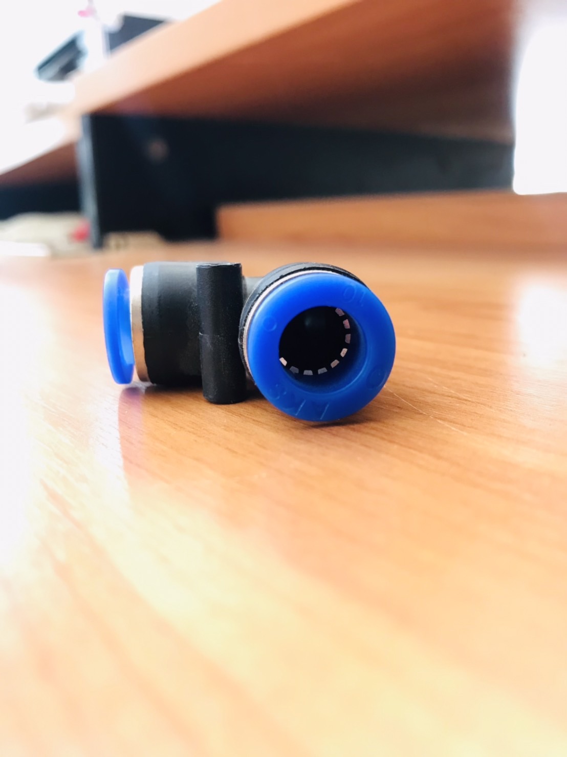 ข้อต่อลมฟิตติ้ง PV-10 ข้องอ 90 องศา สำหรับสายลม 10 มม. #05003