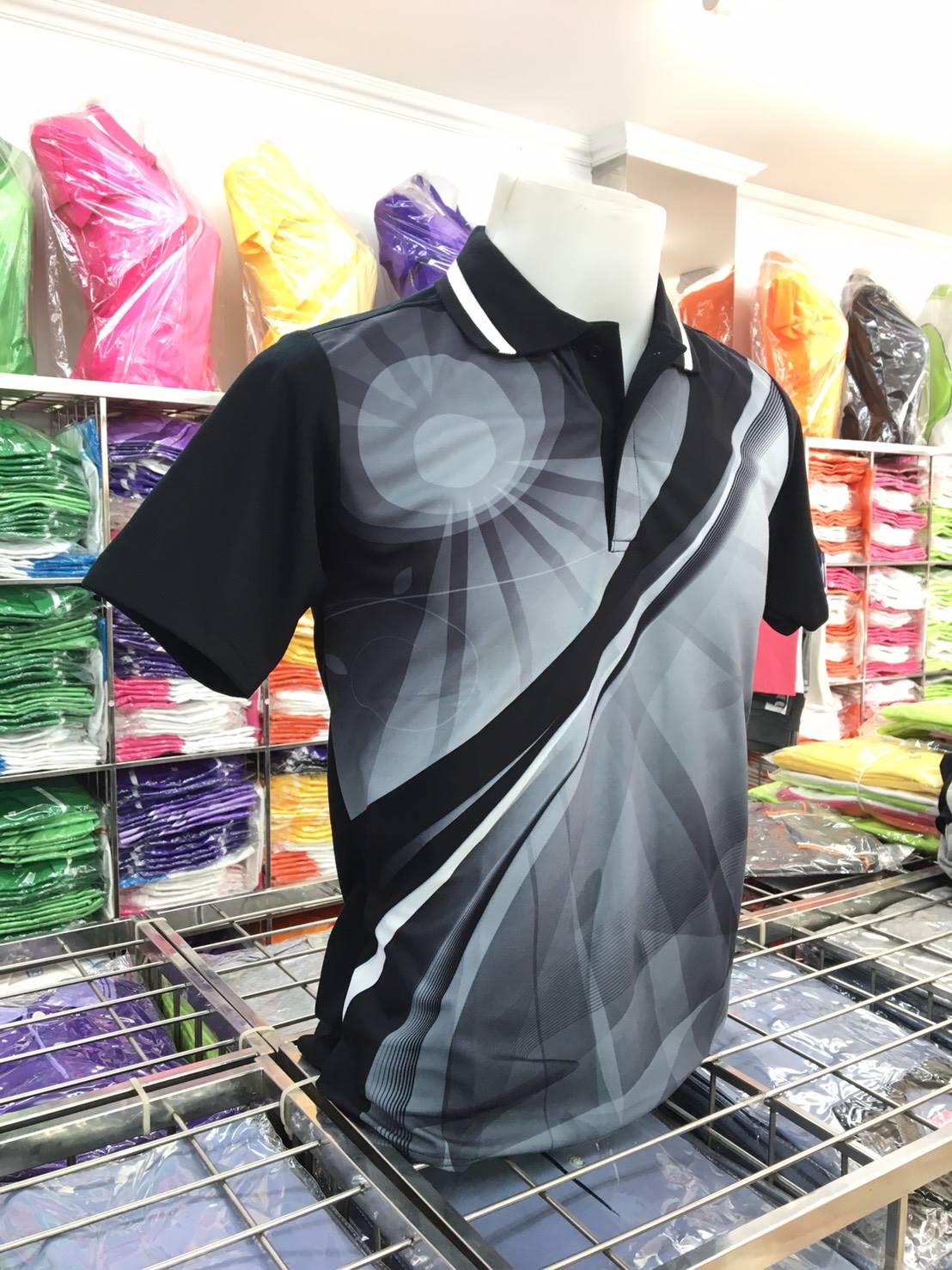 MN เสื้อโปโลพิมพ์ลาย ทรงชาย-หญิง สีดำ