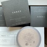 แป้งฝุ่น THREE Advanced Ethereal Smooth Operator Loose Powder 10g. เบอร์ 02- Glow matte