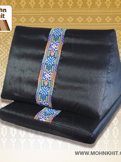 เซ็ทหมอนสามเหลี่ยม15ช่องผ้าไหมและเบาะรองนั่ง 55cmx38cmx40cm// Thai Tri-angle Cotton kapok Traditional Floor Cushions.