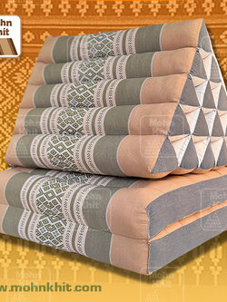 หมอนสามเหลี่ยมสีครีม,เบจ,ลายขอชาววัง15 ช่อง ติดเบาะ 2 พับ //Tri-angle Cream color with high antique pattern kapok Floor Cushions Traditional Pillow 15 holes with 2 part of mattress.