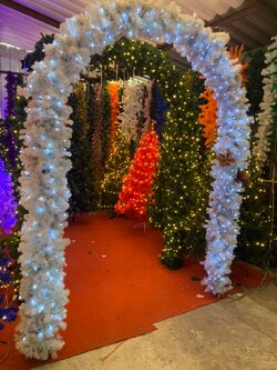 ซุ้มคริสต์มาสประดับใบสีขาว