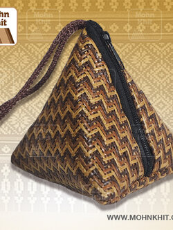 กระเป๋าเหรียญหวาย สานทรงสามเหลี่ยม // Rattan coin purse, woven in a triangular shape 10x15x7cm