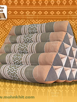 หมอนสามเหลี่ยม15ช่องสีครีม เบจ ลายขอชาววัง// 52cmx36cmx32cm// Tri-angle Cream color with high antique pattern Cotton kapok Traditional Floor Cushions.