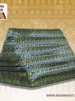 หมอนสามเหลี่ยมผ้าไหมดิ้นทองโทนสีน้ำเงิน 55cmx38cmx40cm// Thai Tri-angle Cotton kapok Traditional Floor Cushions.