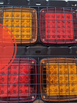 ไฟท้ายรถบรรทุก แบบ LED 24 โวล์ (แป้นเหล็ก)