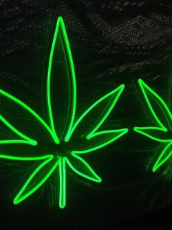 ป้ายไฟนีออนดัด ใบกัญชา