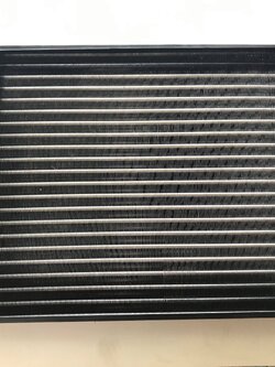 แผงแอร์ ขนาด 18x25 นิ้ว ท่อน้ำยา 3 แถว CD0044 มาพร้อมโครงพัดลม 10 นิ้ว 2 ช่อง ตะแกรงกันหิน 1 แผ่น เนื้อแผงอะลูมิเนียม ระบายความร้อนได้ดีเยี่ยม ใส่กับรถตู้หัวจรวด หรือรถตู้ทั่วไป หรืองานดัดแปลง อะไหล่ แอร์ รถยนต์ Car air conditioner spare parts