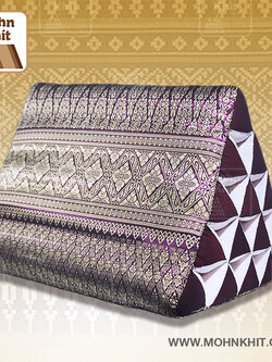 หมอนสามเหลี่ยม15ช่องผ้าไหมดิ้นทอง 55cmx38cmx40cm// Thai Tri-angle Cotton kapok Traditional Floor Cushions.