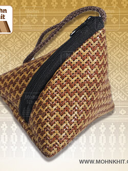 กระเป๋าเหรียญหวาย สานทรงสามเหลี่ยม // Rattan coin purse, woven in a triangular shape 10x15x7cm