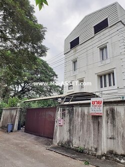 ขายบ้านเดี่ยว ม.ศรีนครพัฒนา ถ.นวมินทร์ 24 แขวงคลองกุ่ม เขตบึงกุ่ม กรุงเทพ / พื้นที่ 3 ชั้น 99 ตารางวา