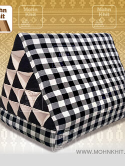 หมอนสามเหลี่ยม15ช่องเสริมฐานผ้าฝ้ายแท้100%ขนาด60cmx32cmx43 cm //Thai Tri-angle Cotton kapok 100%Traditional Floor Cushions .