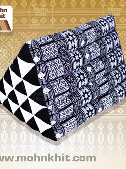หมอนสามเหลี่ยม15ช่องลายเขียนเทียน ขนาด52cmx36cmx32cm// Thai Tri-angle Cotton Traditional Floor Cushions.