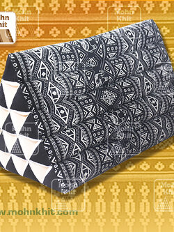หมอนสามเหลี่ยม15ช่องลายชนเผ่า ขนาด52cmx36cmx32cm// Thai Triangle Cotton Traditional Floor Cushions.