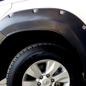 คิ้วล้อ (V4) มีหมุดหลอก “R” เฉพาะตัวสูง 4ประตู REVO 2015-2017